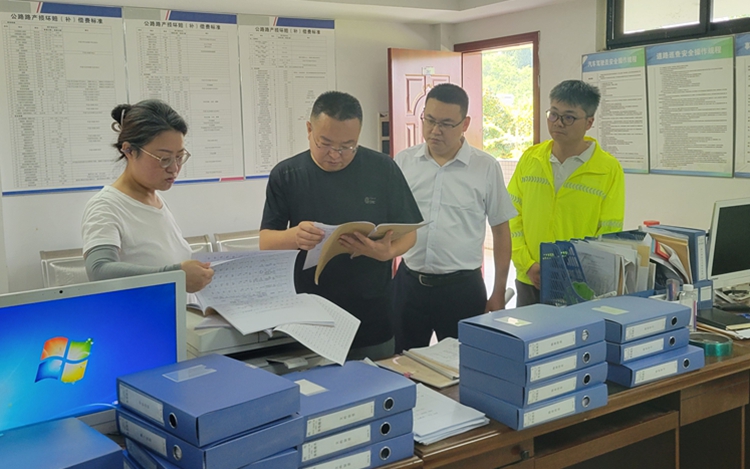 20250729渝蓉公司開展安全環(huán)保綜合大檢查暨汛期安全隱患專項(xiàng)檢查2_副本.jpg