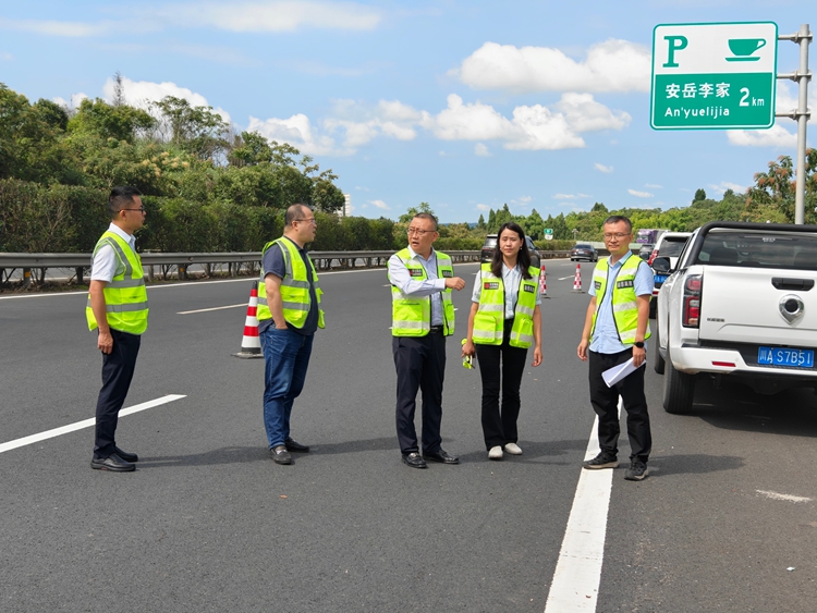 20250924川高公司副總經(jīng)理仇寧濤、四川省交通執(zhí)法總隊（廳高管局）總工程師孫振到渝蓉高速檢查指導(dǎo)應(yīng)急搶險工作1_副本.jpg