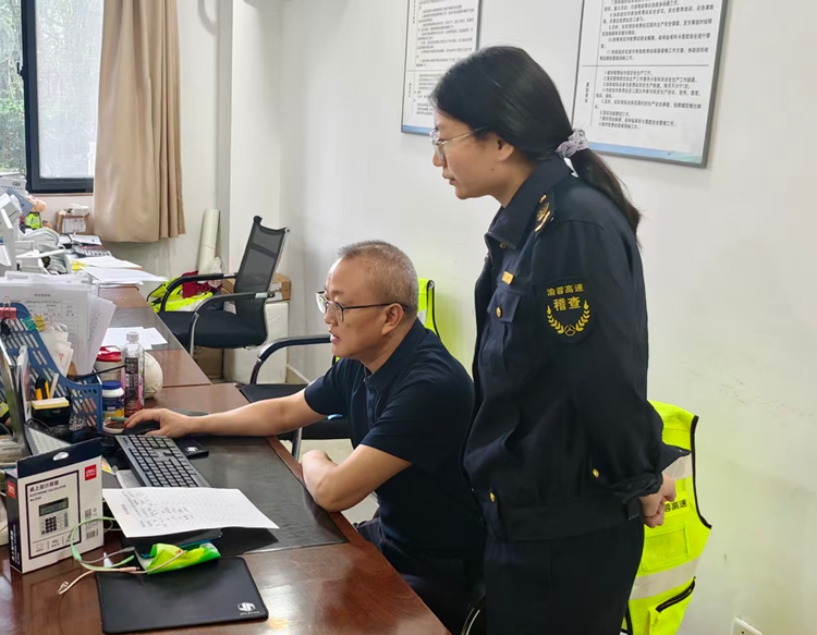 20250924川西公司黨委副書記、副總經(jīng)理孫彬赴渝蓉高速開展包保路段“國(guó)慶”“中秋”節(jié)前安全督查工作 (3)_副本.jpg