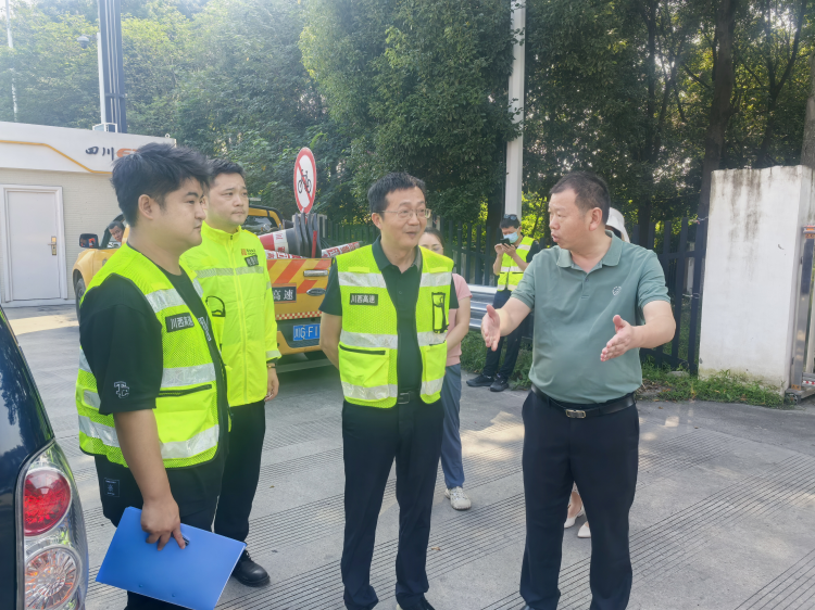 川西公司副總經(jīng)理邊舉先一行赴繞西管理處貨運大道站開展國慶、中秋節(jié)前安全檢查.png