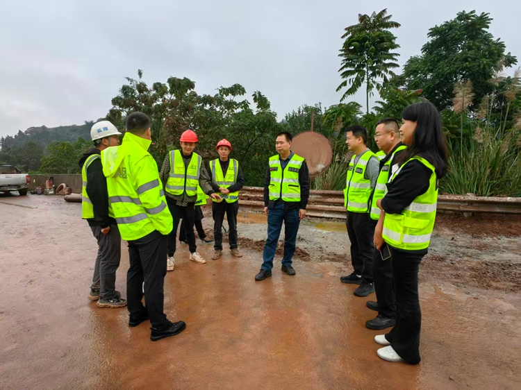 20251029川西公司黨委書記、董事長劉小剛到渝蓉公司督導(dǎo)檢查應(yīng)急搶險(xiǎn)及安全保暢工作2_副本.jpg