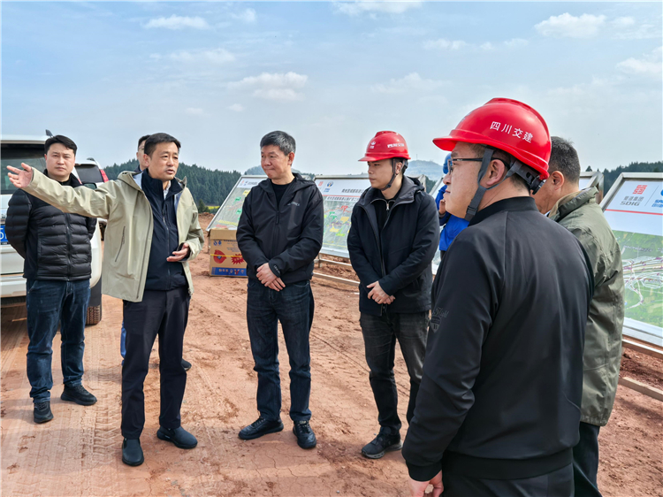 川高公司黨委委員、副總經(jīng)理劉勇赴成南公司調(diào)研督導(dǎo)成南擴(kuò)容、遂渝擴(kuò)容項(xiàng)目建設(shè)推進(jìn)工作.jpg